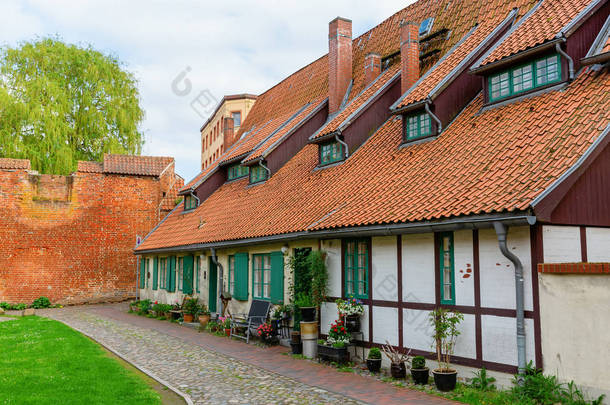 半灰泥的房子在 Johanniskloster 在科教文组织被保护的老镇斯特拉尔松, 德国