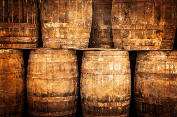 堆叠式威士忌酒桶中的复古风格