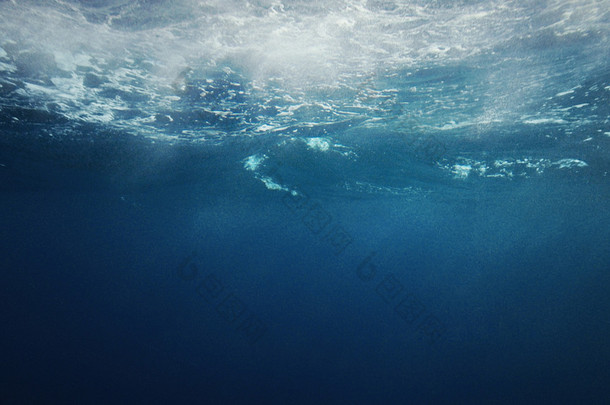 美丽的水下海<strong>场景</strong>视图窗口的舷窗，自然光线从