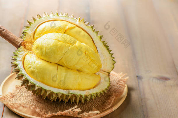 榴莲（Kan yao）或Durio zibthinus Murray在木板上。泰国夏季水果之王