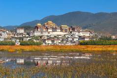 松赞林寺也被称为甘丹松赞林寺，是藏传佛教寺院在中甸 （香格里拉），云南省市和密切合作就是在拉萨布达拉宫