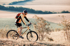 山地自行车单车单跟踪以上夕阳谷