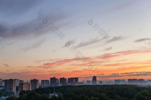 与橙色阳光城市上空的蓝天