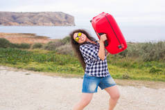 假日、旅行和旅游业概念-红色手提箱的年轻妇女在海背景