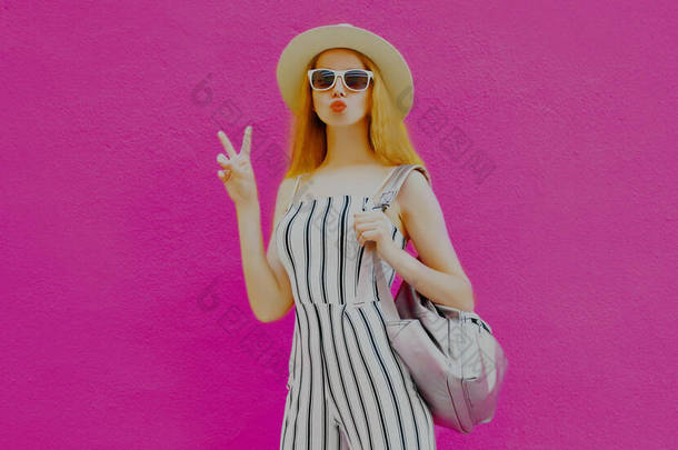 一个时髦女人的<strong>画</strong>像，带着夏日圆圆的草帽，在五颜六色的<strong>粉色</strong>背景上飘扬着甜蜜的空气之吻