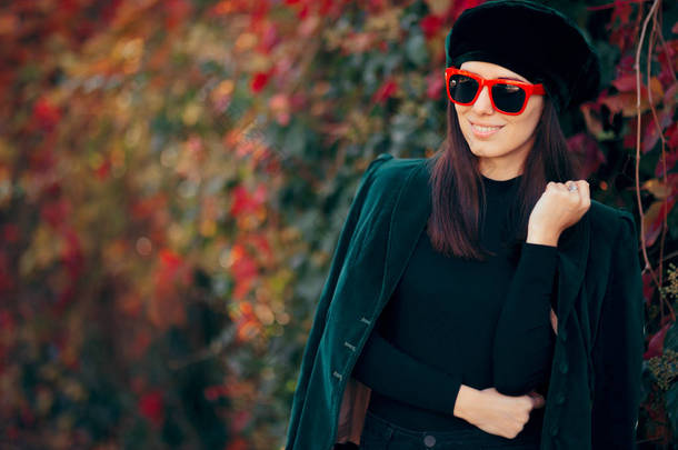 时尚女孩穿着<strong>天鹅绒</strong>夹克和贝雷帽在秋季 