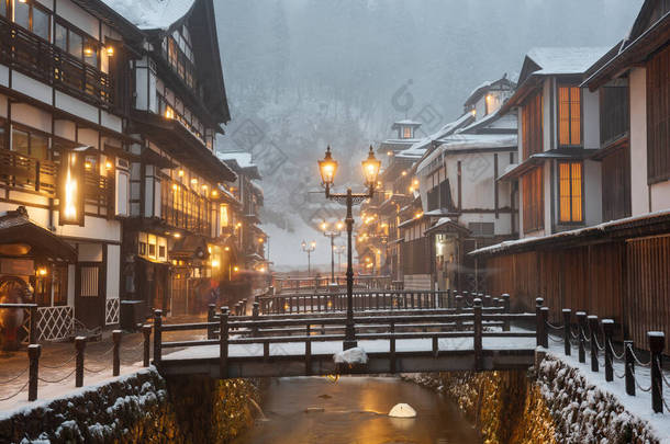 Obanazawa Ginzan Onsen，<strong>日本的温泉</strong>小镇在雪地里.