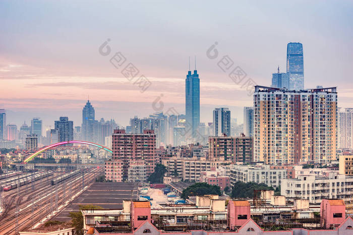 城市景观和火车站在傍晚时分.深圳。中国.