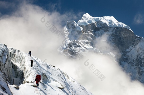 登山者在<strong>山上</strong>