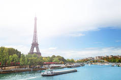 夏季，法国巴黎，埃菲尔铁塔上塞纳河的风景，船上有过路的船只，还有Debilly路