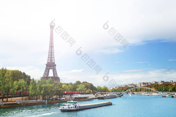 夏季，<strong>法国</strong>巴黎，<strong>埃菲尔铁塔</strong>上塞纳河的风景，船上有过路的船只，还有Debilly路