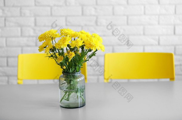 束黄色鲜花上灰色表