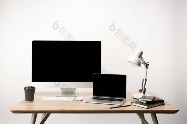 工作场所, 配有灯、咖啡、笔记本电脑、台式电脑和笔记本电脑, 在<strong>白色</strong>上隔离复制空间