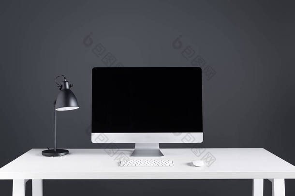 桌上有键盘和电脑鼠标的台式电脑 