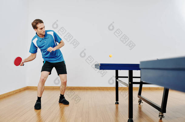 乒乓球运动员下班后击球