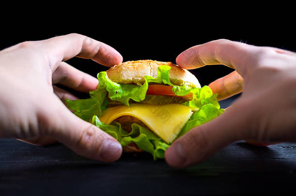 开胃和新鲜的汉堡在木制的黑色桌子上, 广告横幅.