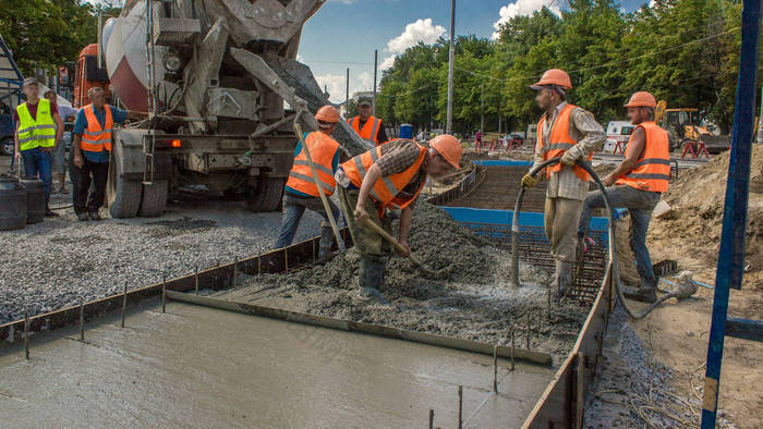 混凝土工程的道路建设与许多工人在统一挖掘
