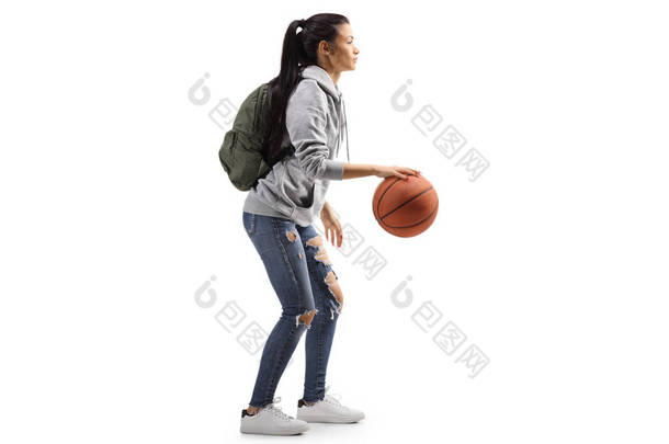 带篮球的女学生 