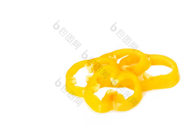 黄色甜椒切割成碎片在白色背景, 顶部视图.