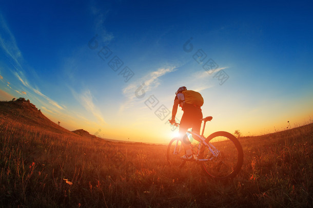 骑自行车的人和自行车对星空背景下的<strong>剪影</strong>.