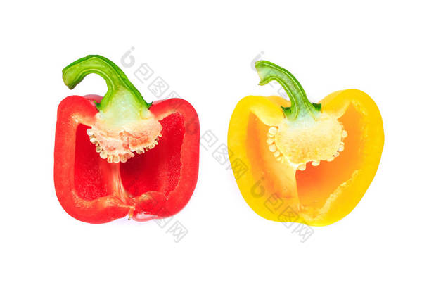 红色和黄色的甜椒切成一半成片的白色背景,顶视图.