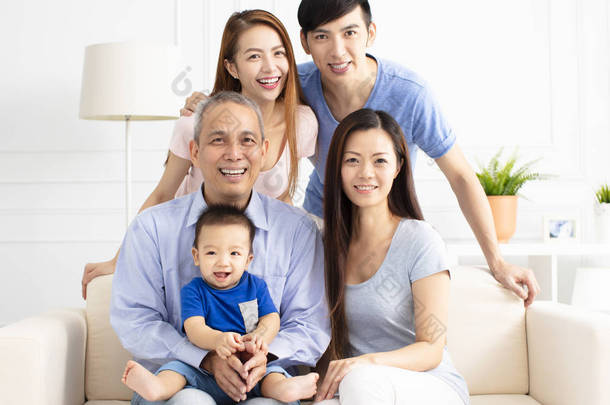 三代亚洲家庭肖像