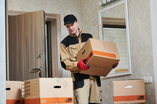 搬家或送货服务。运送纸板箱回家的工人