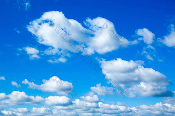 蓝天乌云密布。 云彩背景