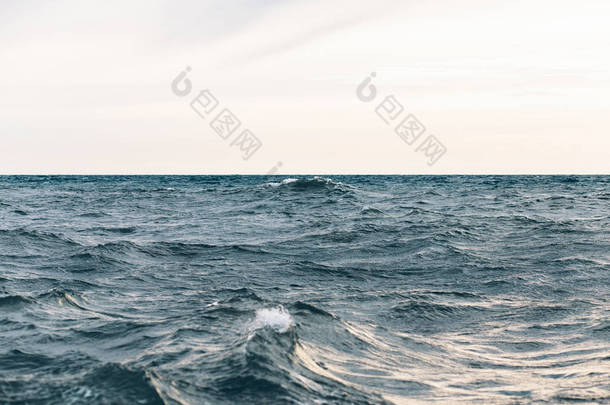深蓝色海水背景，黑海蓝色波浪