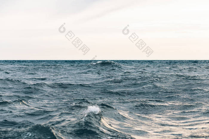 深蓝色海水背景，黑海蓝色波浪