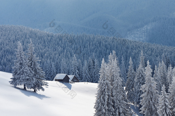 冬季景观与山中的房子