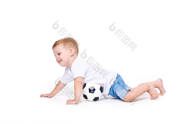 可爱的小男孩 3岁, 足球迷在白色 t<strong>恤</strong>上玩足球孤立在白色背景。生活方式的概念。复制文本的空间