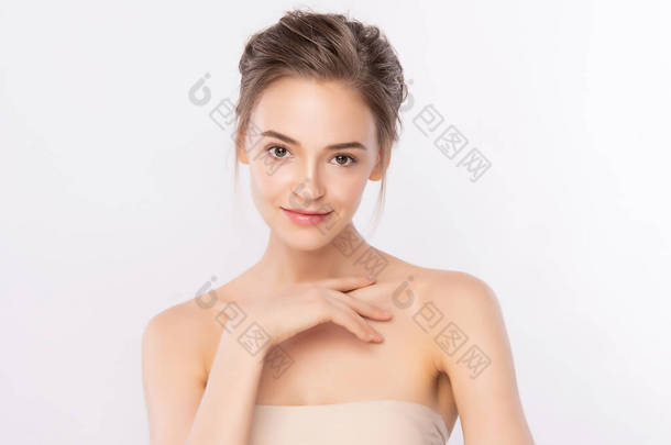 <strong>美丽</strong>的年轻女子,拥有清洁新鲜健康的皮肤,面部处理.化妆品、美容美发和温泉，以白色背景隔离.