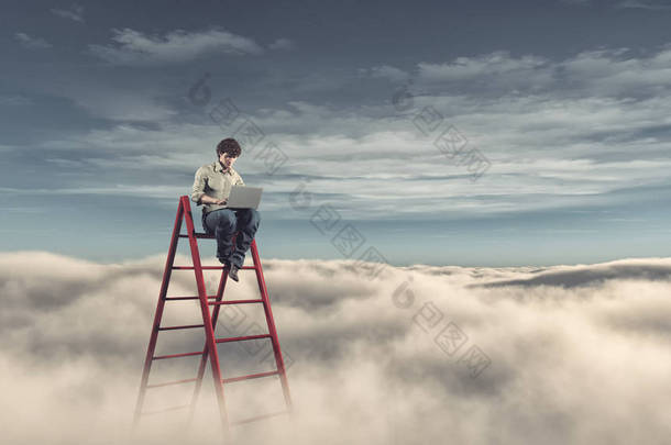 一台笔记本电脑在云层上方梯子上的男人