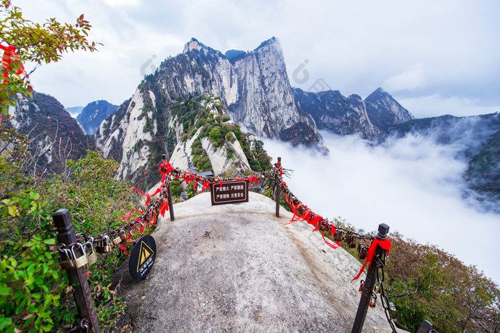 华山。中国最高的五座圣山, 被称为 "西山", 以陡峭的小路、令人叹为观止的悬崖、狭窄的通道和壮观的风景而闻名