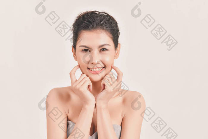 红头发的女人保持她的健康和闪亮的发型工作-包图企业站