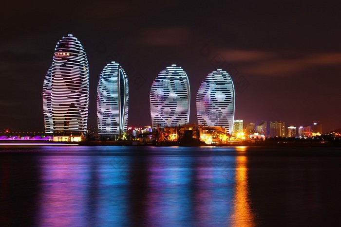 现代海港建筑和迷人的夜晚 城市夜晚