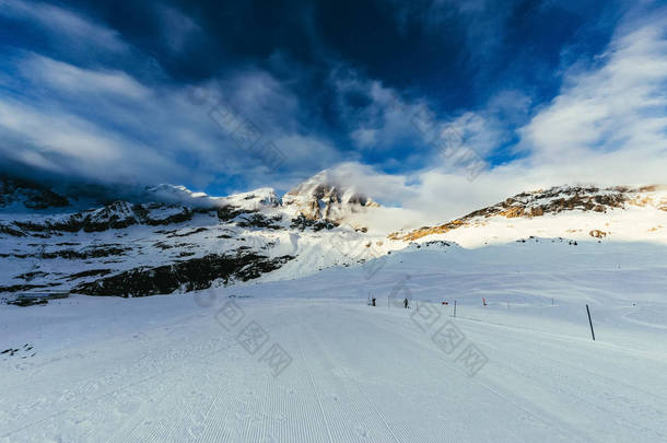 蓝天下的美丽山脉上的滑雪跑道, 奥地利