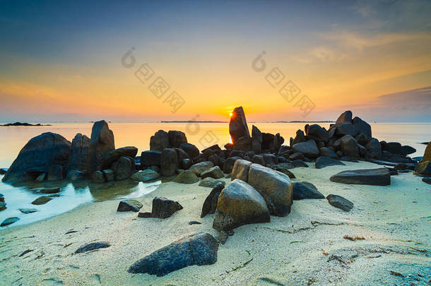 Bintan的Trikora岛海滩岩石之间美丽的日出