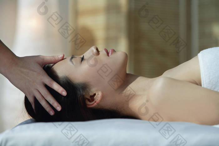 在按摩床上的女人