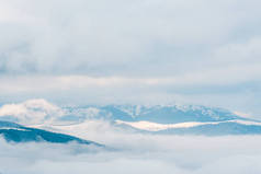 白色蓬松云中的雪山景致