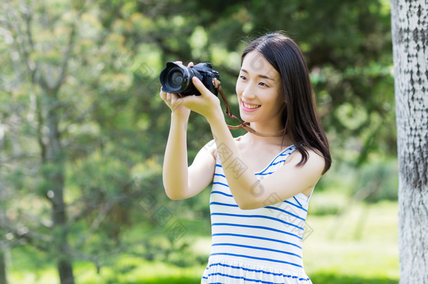 公园里漂亮的女孩