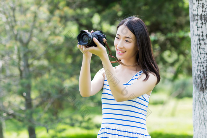 公园里漂亮的女孩