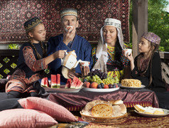 乌兹别克斯坦的家人吃早餐