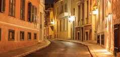 普拉卡的夜晚, 雅典, 街道两旁的传统建筑。建筑学在希腊.