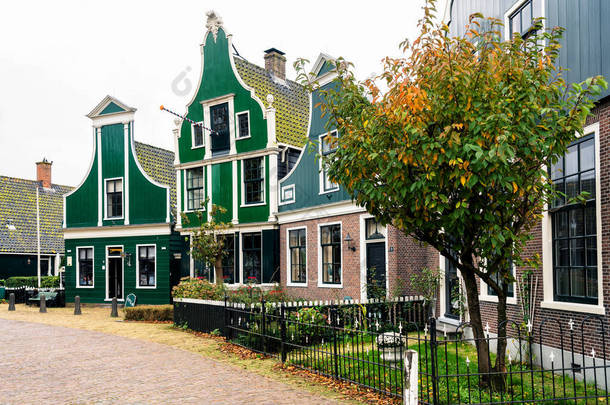 荷兰赞河上的赞斯县历史村运河边传统房屋的风景如画