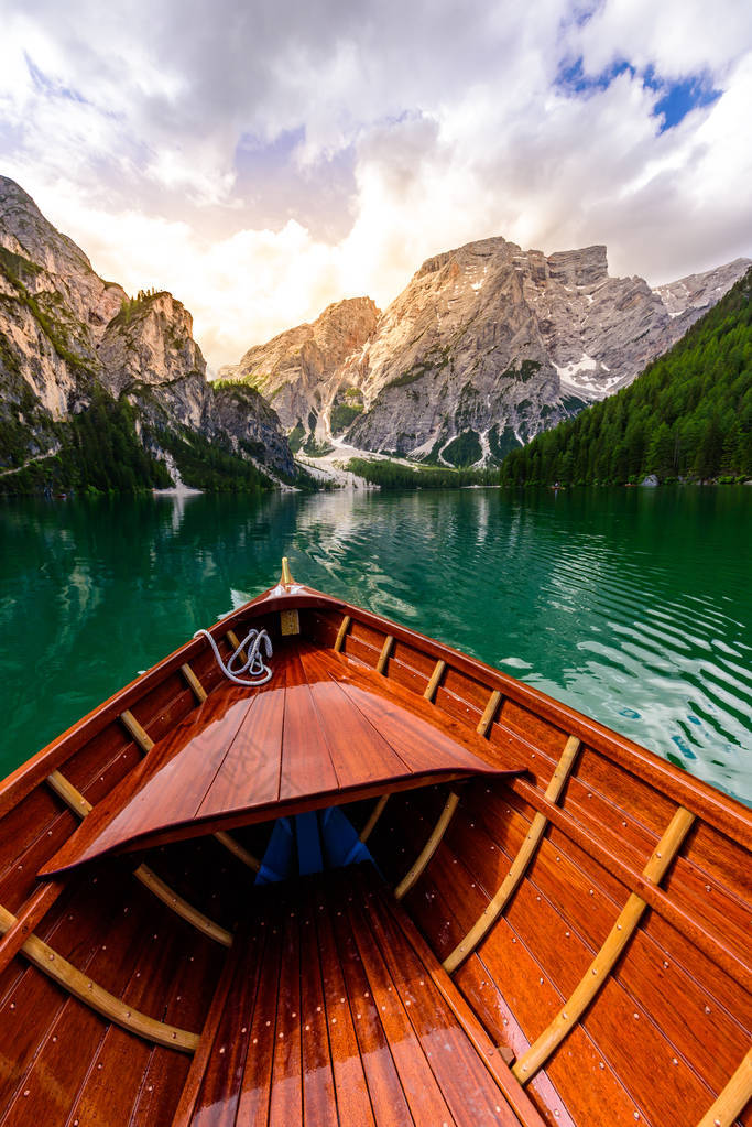 位于意大利苏蒂罗尔Dolomites山脉的Braies湖（也被称为Pragser Wildsee或Lago di Braies） 。浪漫的地方，高山湖上有典型的木船。远足及探险.