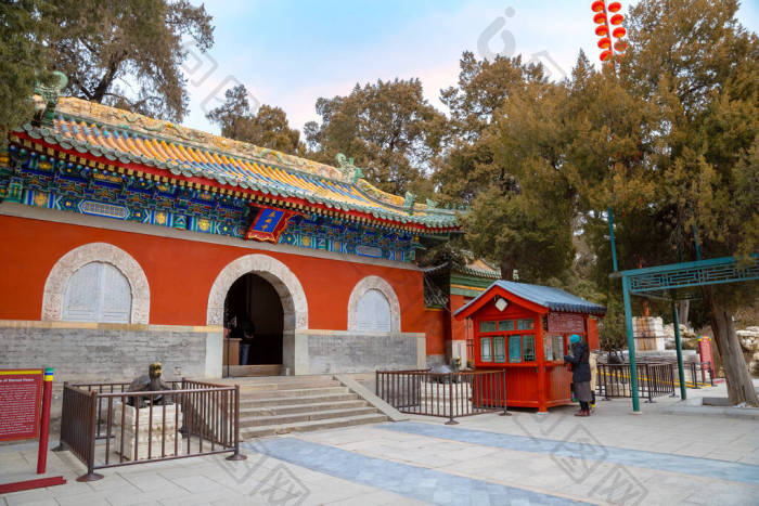 位于中国北京翡翠花岛北海公园中心的永安寺图片-包图网企业站