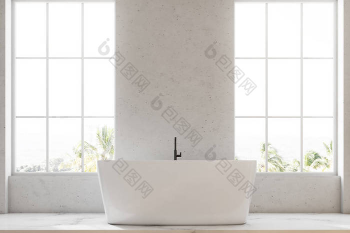 原来的浴缸站在白色的浴室内部与混凝土地板