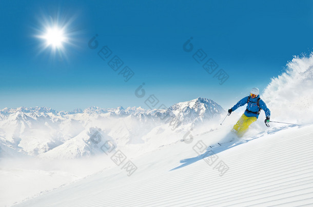 男子滑雪下坡运行